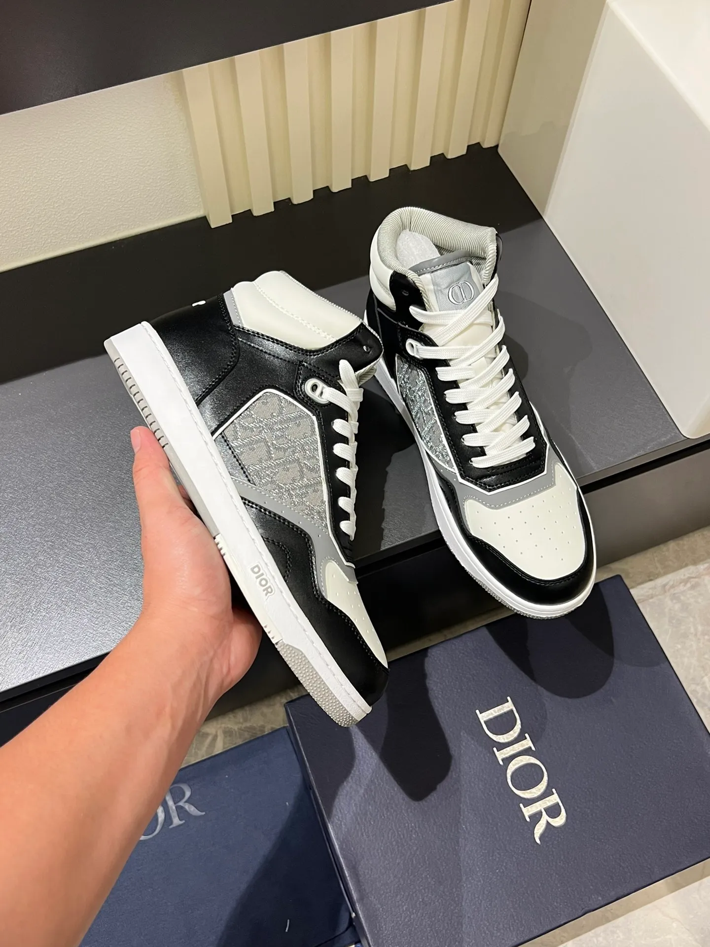Men's shoes 💰p460 "Dio*" mid-top B27 casual sneakers. This B27 high-top sneaker is a new product in the series and continues Di*r's classic style. Crafted from gray and white smooth calf leather with beige and black Oblique print panels on the sides. The "CD Icon" shaped shoelace eyelets are clever and delicate, and the two-color rubber sole, rear collar and heel are all equipped with the brand's iconic details to enhance the style. Oblique printed straps at the ankle allow for an adjustable fit to complement the overall design. Fashionable and versatile, it can complement any look. Create an exquisite design with unique dynamic vitality and modern atmosphere, presented in low-top and high-top styles. This new must-have shoe adds a new dimension to Dior's archive heritage, embodying modern elegance. Purchase the original version and make it 1:1. If you need top quality, please come to me! Male 38-44!